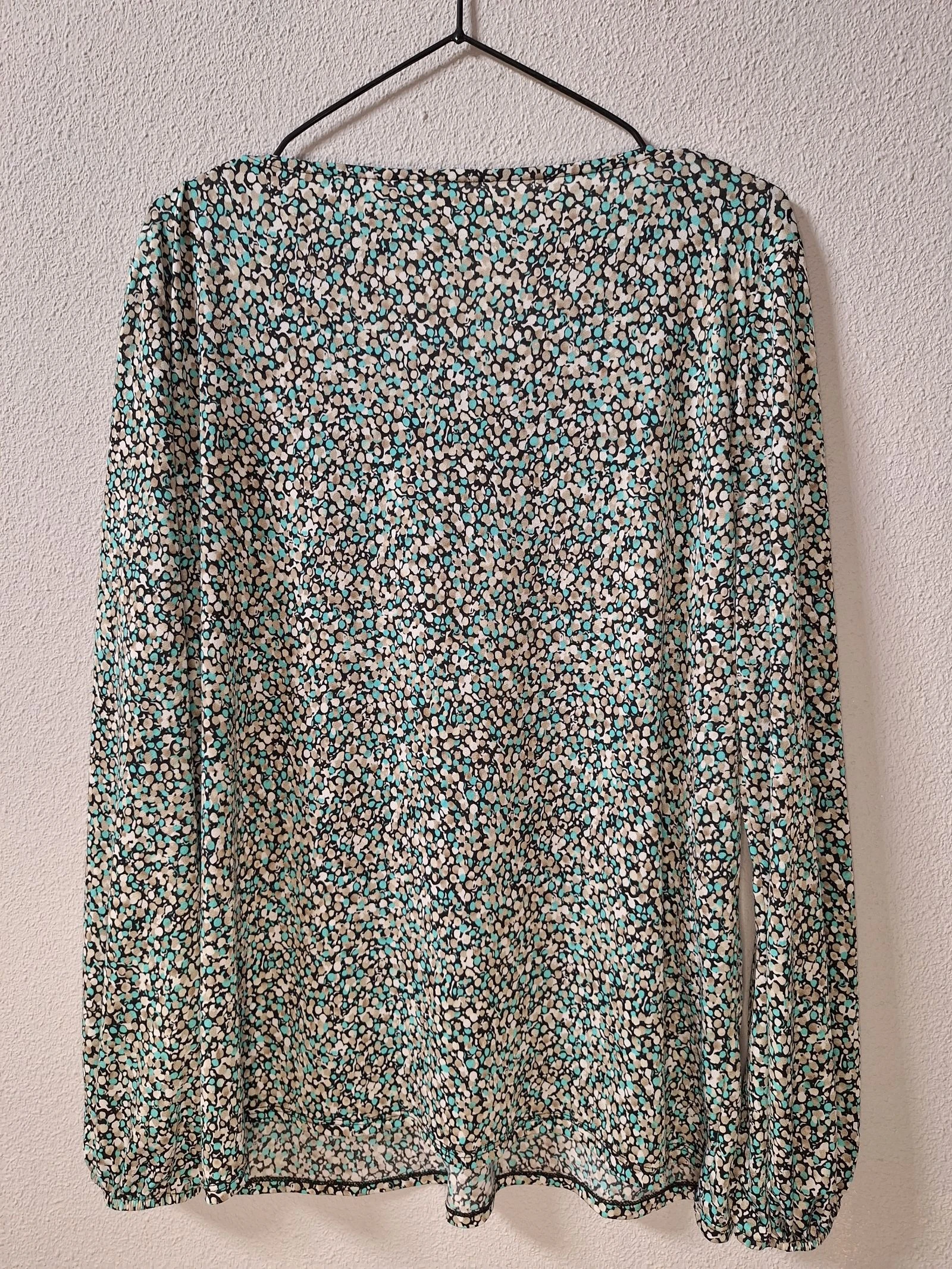 Blusa estampada em tons bege, preto e turquesa com gola original – photo 4